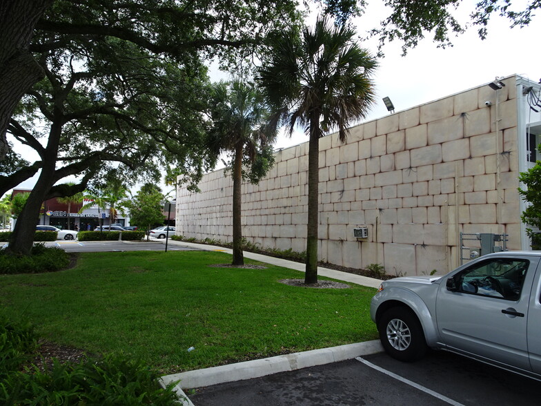 1302-1306 E Las Olas Blvd, Fort Lauderdale, FL for lease - Building Photo - Image 2 of 10