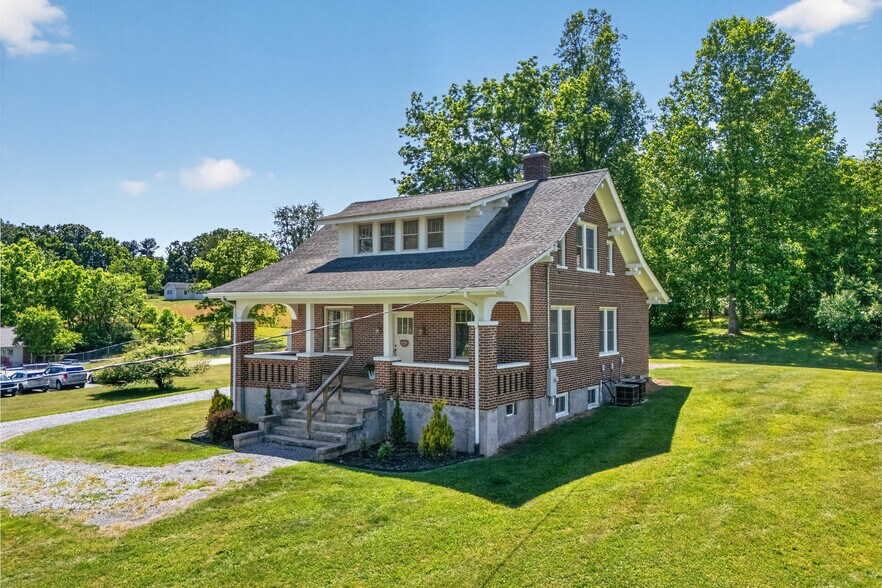 132 Christiansburg Pike NE, Floyd, VA à vendre - Photo du bâtiment - Image 1 de 48
