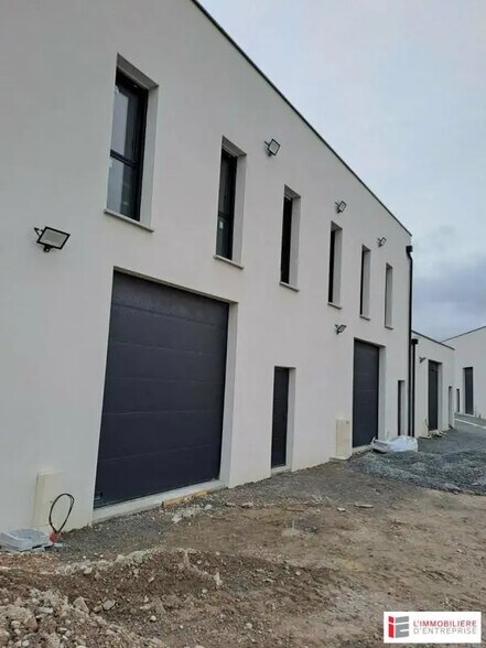 Bureau dans Noyal-Châtillon-sur-Seiche à louer - Photo du bâtiment - Image 3 de 7