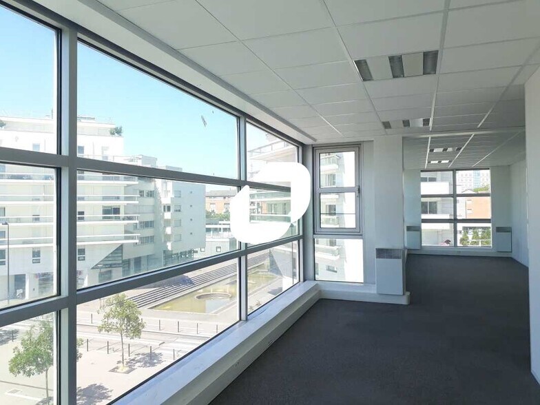 Office in Guyancourt for lease - Interior Photo - Image 2 of 6