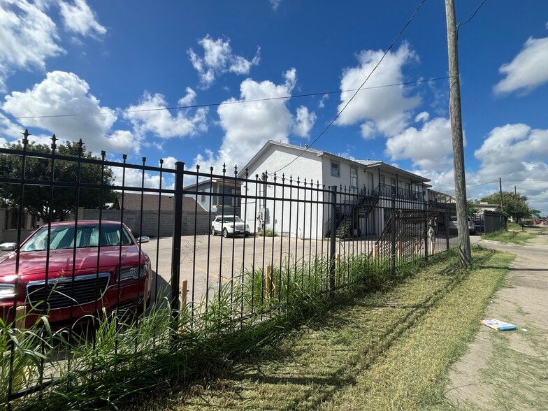 1618 Flores Ave, Laredo, TX for sale - Building Photo - Image 3 of 4