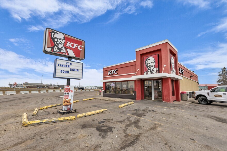 106 9th W St, Meadow Lake, SK for sale - Primary Photo - Image 1 of 1