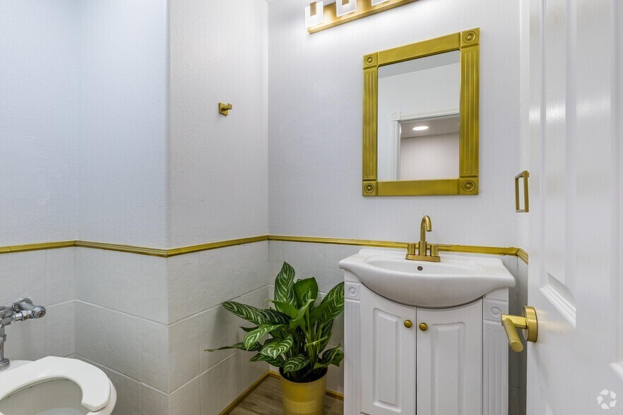 1835 E Charleston Blvd, Las Vegas, NV à louer - Photo intérieure - Image 3 de 20