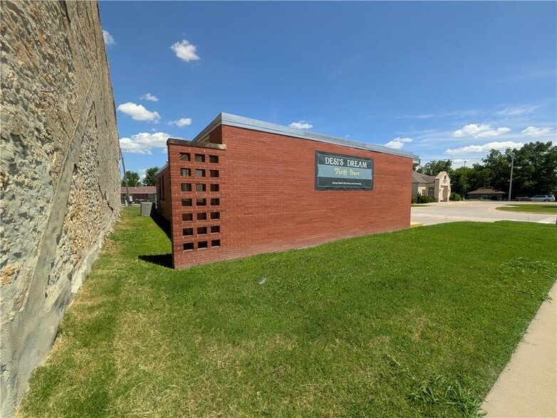 910 New York St, Humboldt, KS à vendre - Photo du bâtiment - Image 2 de 34