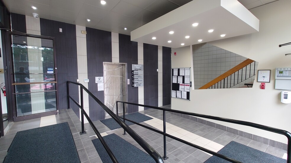 5008 50 St, Red Deer, AB à louer - Photo intérieure - Image 2 de 3