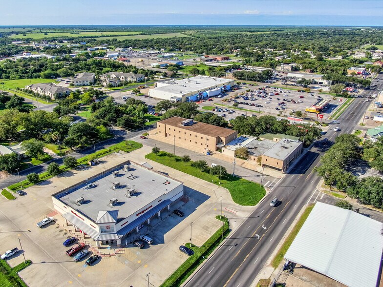 208 E Houston St, Beeville, TX à vendre - Photo du bâtiment - Image 3 de 58