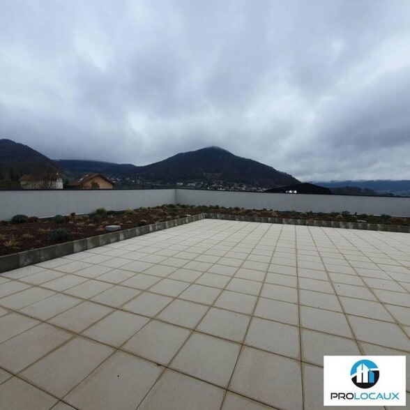 Office in Voiron for lease - Building Photo - Image 3 of 12