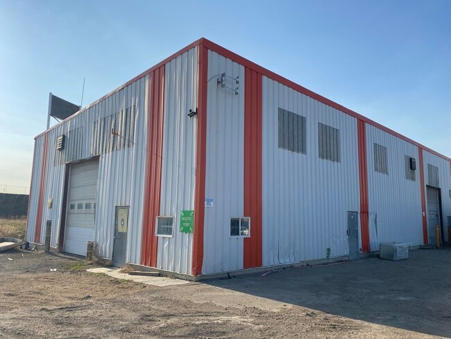 Plus de détails pour 1810 Yellowhead Trl NE, Edmonton, AB - Industriel à louer