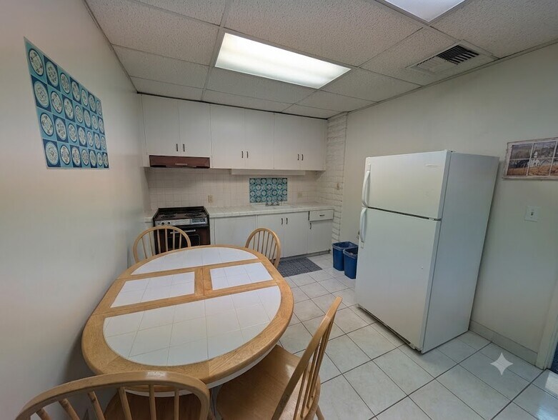 17421 Irvine Blvd, Tustin, CA à louer - Photo intérieure - Image 3 de 12