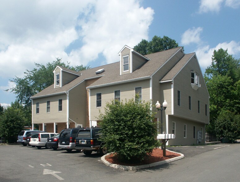 27 Mill Plain Rd, Danbury, CT à vendre - Photo du bâtiment - Image 2 de 6