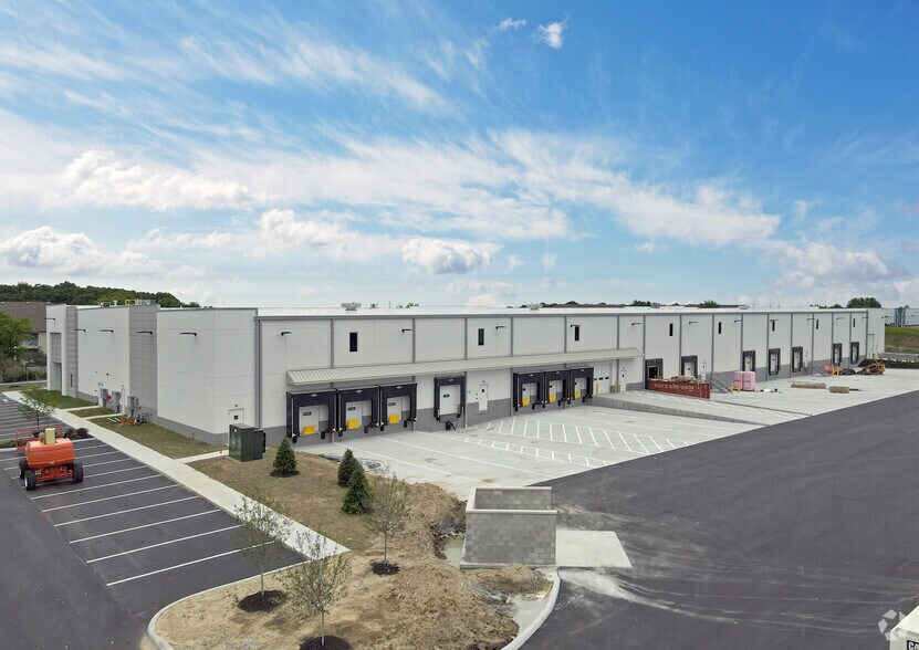 2243 Southtech Dr, Greenwood, IN à louer - Photo du bâtiment - Image 2 de 2