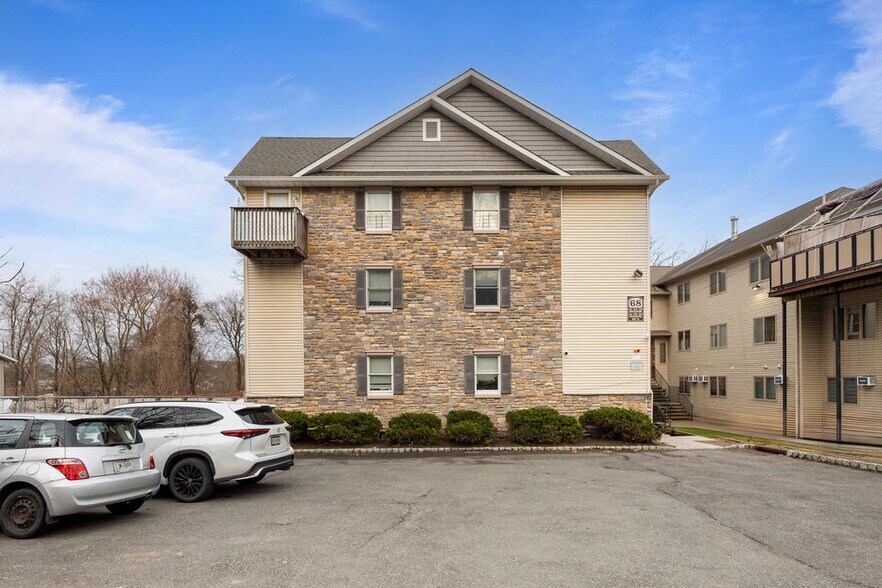 68 Main St, Monsey, NY à vendre - Photo du bâtiment - Image 1 de 59