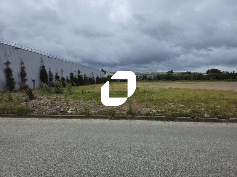 Land in La Courneuve for lease Building Photo- Image 1 of 11