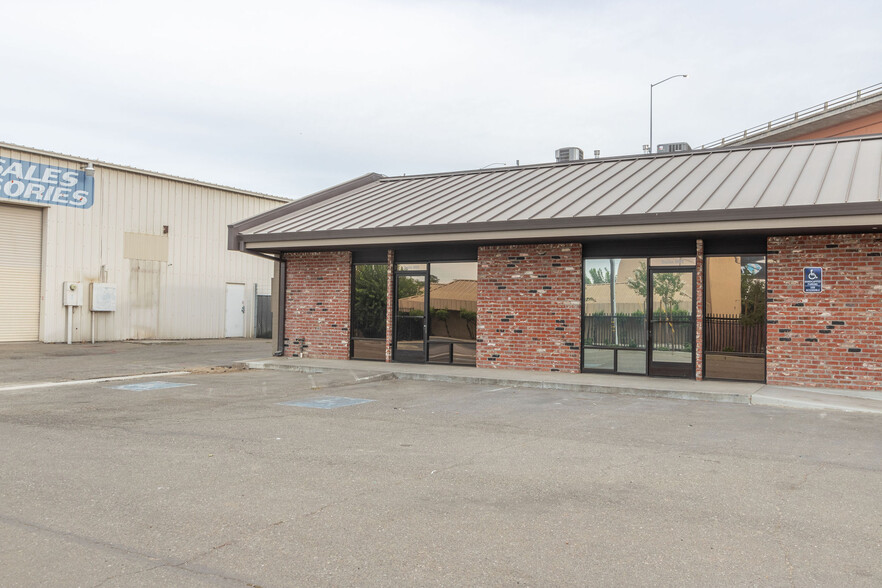 1330 W Fremont St, Stockton, CA for lease - Building Photo - Image 2 of 3