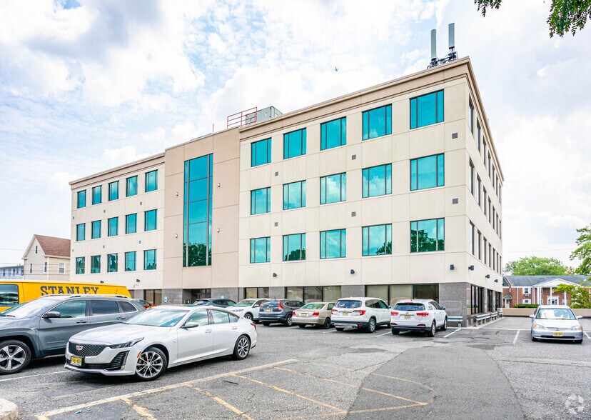 1 Broadway, Elmwood Park, NJ à louer - Photo du bâtiment - Image 2 de 7