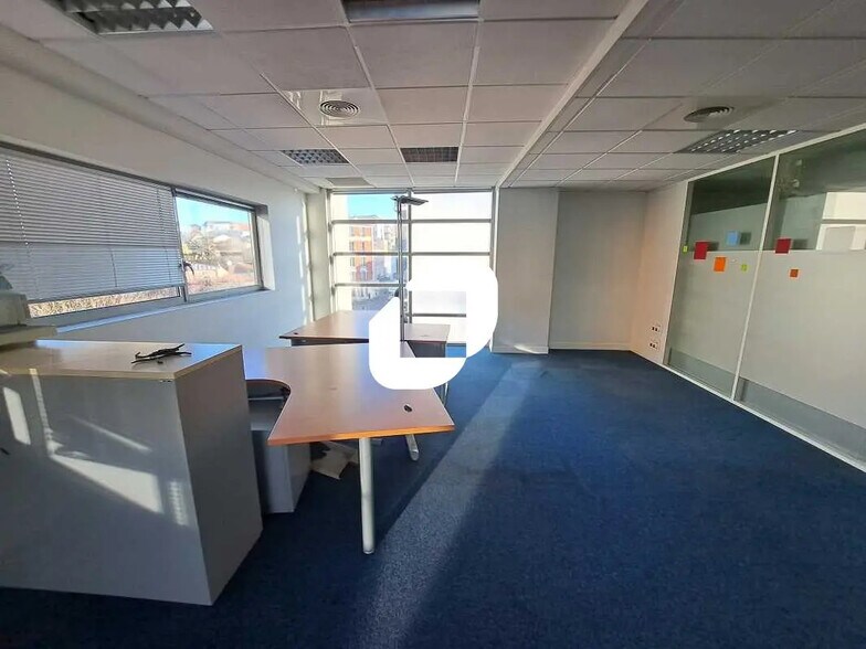 Office in Montreuil for lease - Interior Photo - Image 3 of 10