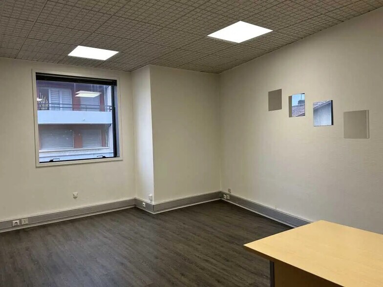 Office in Décines-Charpieu for lease - Building Photo - Image 2 of 17