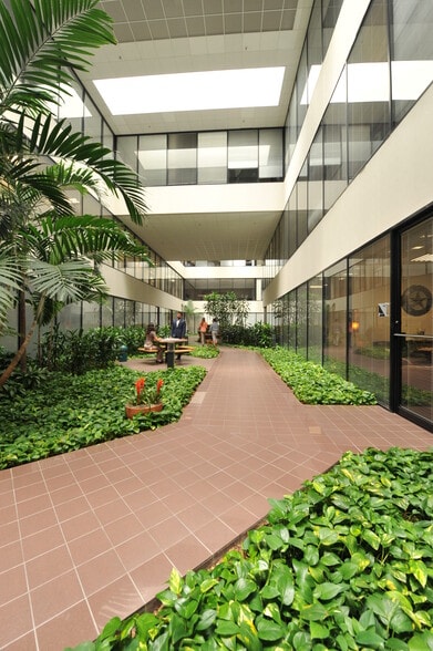 222 Pennbright Dr, Houston, TX à vendre - Photo du bâtiment - Image 3 de 8