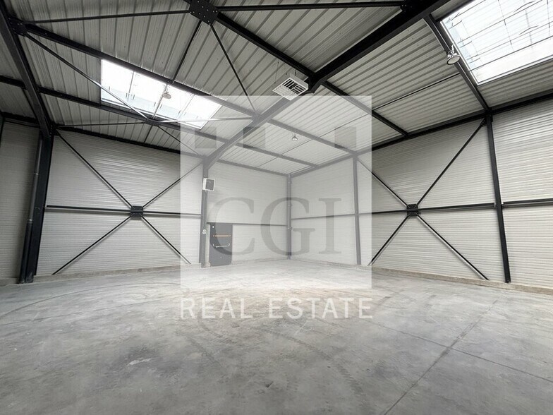 Flex in Frontonas for lease - Interior Photo - Image 3 of 12