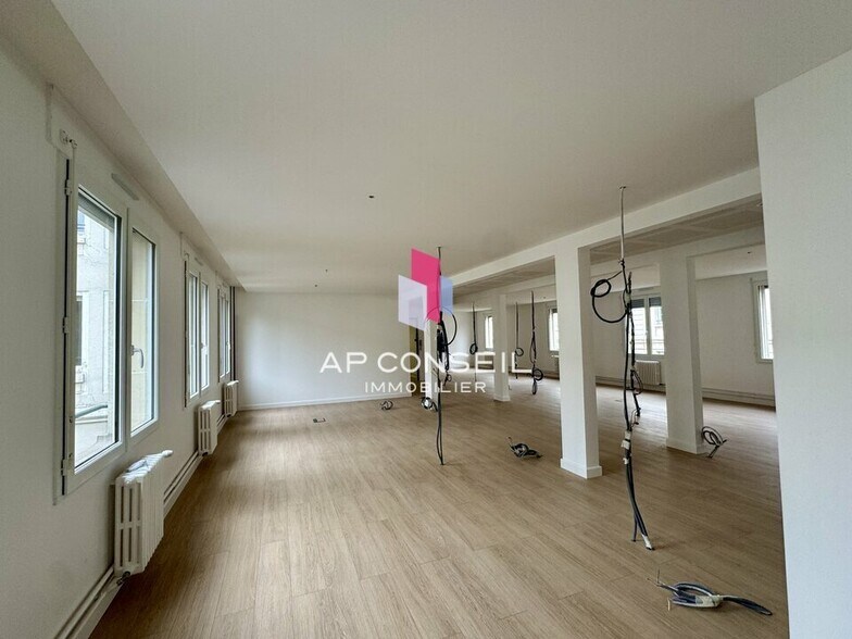 Office in Versailles for lease - Interior Photo - Image 3 of 7