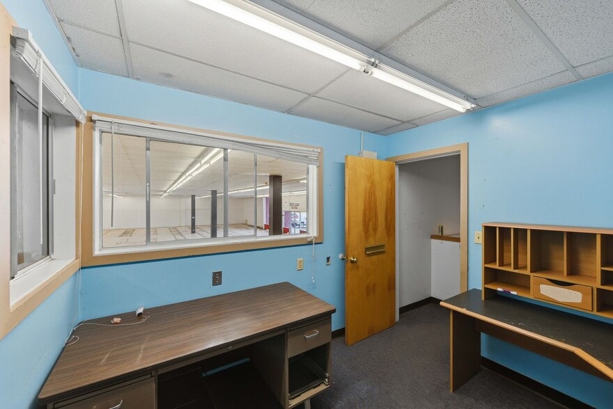 120 SW Douglas Blvd, Winston, OR for lease - Interior Photo - Image 2 of 13