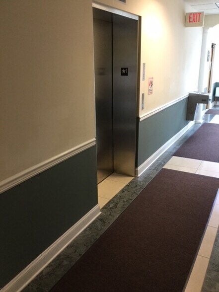 689 Valley Rd, Gillette, NJ à louer - Photo intérieure - Image 3 de 6