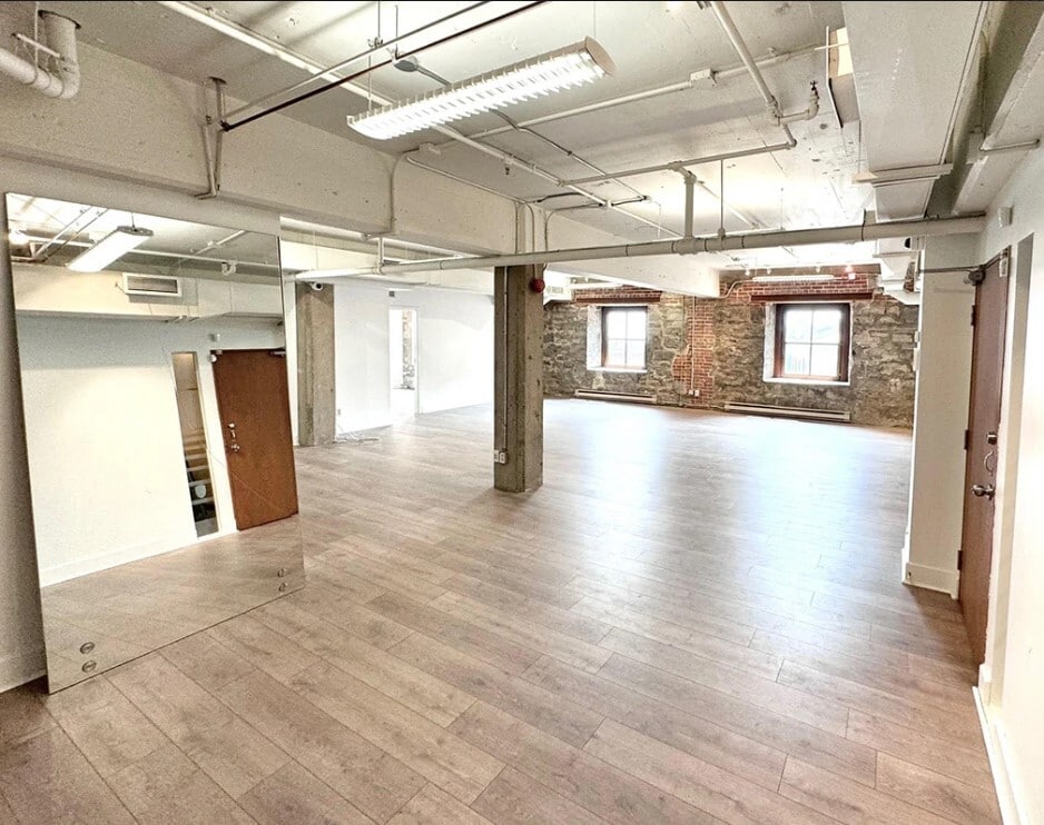 147 Rue Saint-Paul O, Montréal, QC for lease Interior Photo- Image 1 of 3