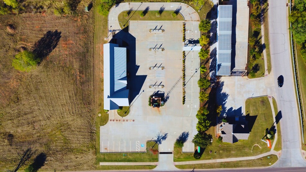 1821 E Memorial Rd, Oklahoma City, OK à vendre - Photo du bâtiment - Image 2 de 3