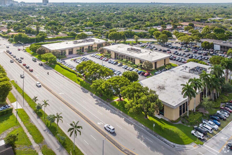 8700 N Kendall Dr, Miami, FL à louer - Photo du bâtiment - Image 2 de 8
