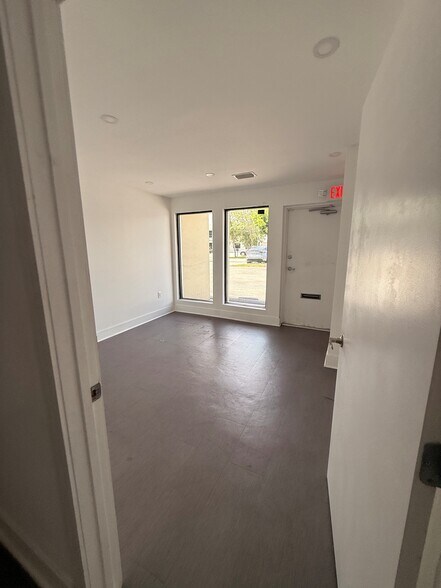 2290-2336 W 77th St, Hialeah, FL à louer - Photo intérieure - Image 3 de 11