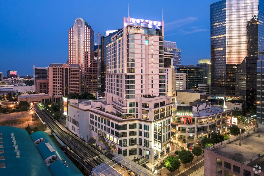 210 E Trade St, Charlotte, NC for lease - Building Photo - Image 3 of 5