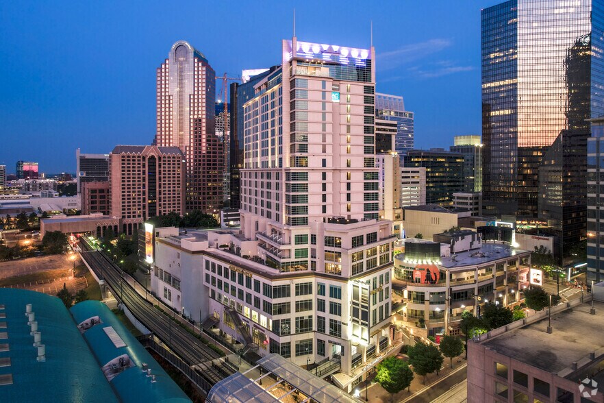 210 E Trade St, Charlotte, NC à louer - Photo du bâtiment - Image 3 de 5