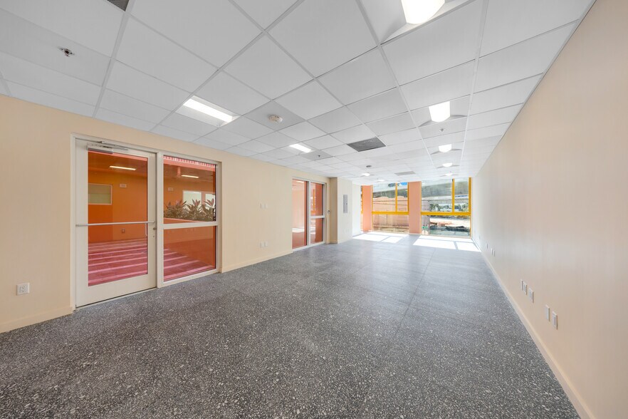 123 NW 14th st, Miami, FL à louer - Photo du bâtiment - Image 3 de 8