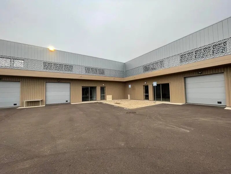 Industrial in Marolles-en-Hurepoix for sale Building Photo- Image 1 of 5