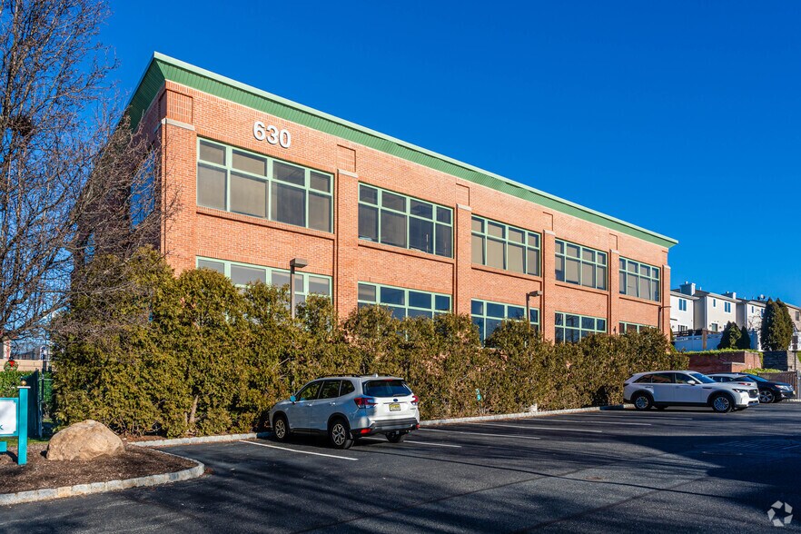 630 Broad St, Carlstadt, NJ à louer - Photo du bâtiment - Image 2 de 19