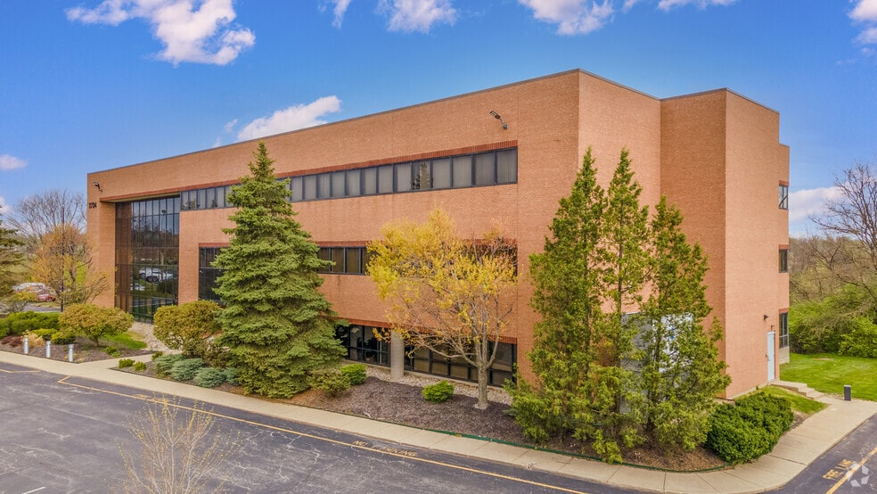 2734 Chancellor Dr, Crestview Hills, KY for lease - Primary Photo - Image 1 of 9