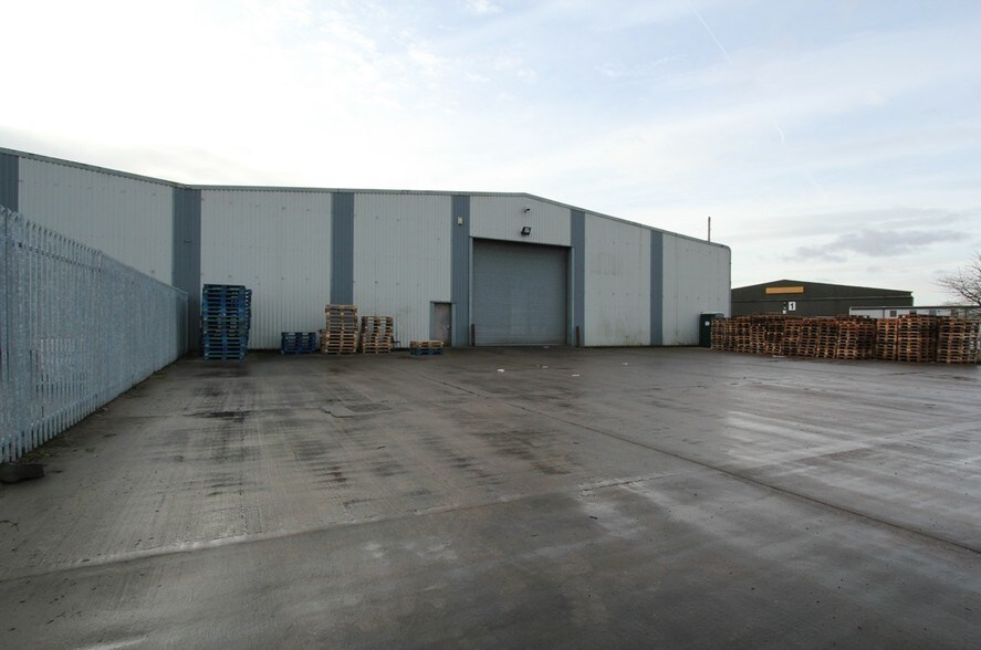 Gamston Airfield, Gamston à louer - Photo du bâtiment - Image 1 de 3