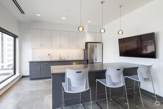 330 2nd Ave S, Minneapolis, MN for sale Interior Photo- Image 2 of 42