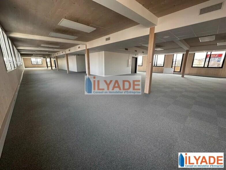 10 Place Bougainville, Marseille for lease - Interior Photo - Image 3 of 7