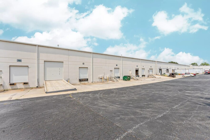 4524 Green Point Dr, Greensboro, NC for lease - Building Photo - Image 3 of 9