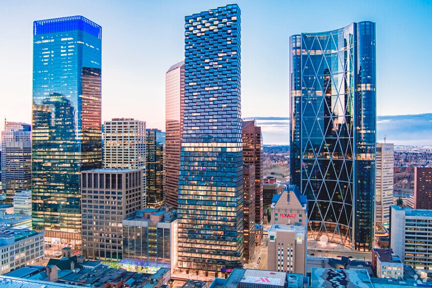 685 Centre St SW, Calgary, AB à louer - Photo du bâtiment - Image 3 de 6