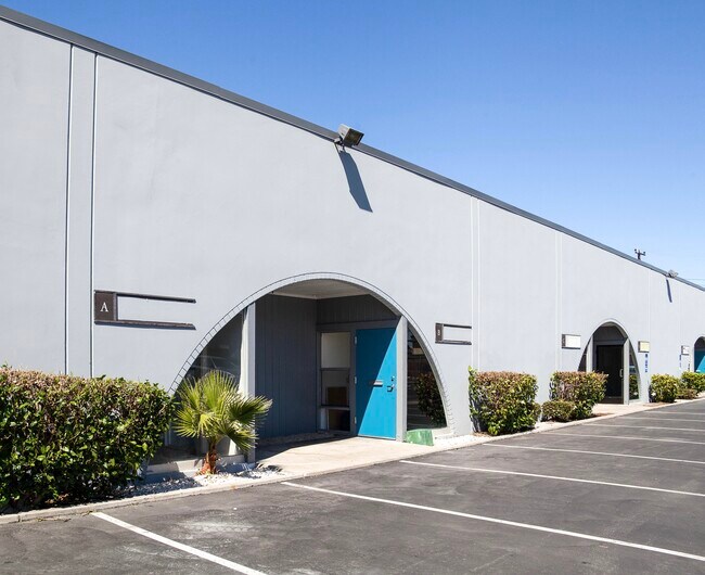 Plus de détails pour 2930-2941 Grace Ln, Costa Mesa, CA - Industriel à louer