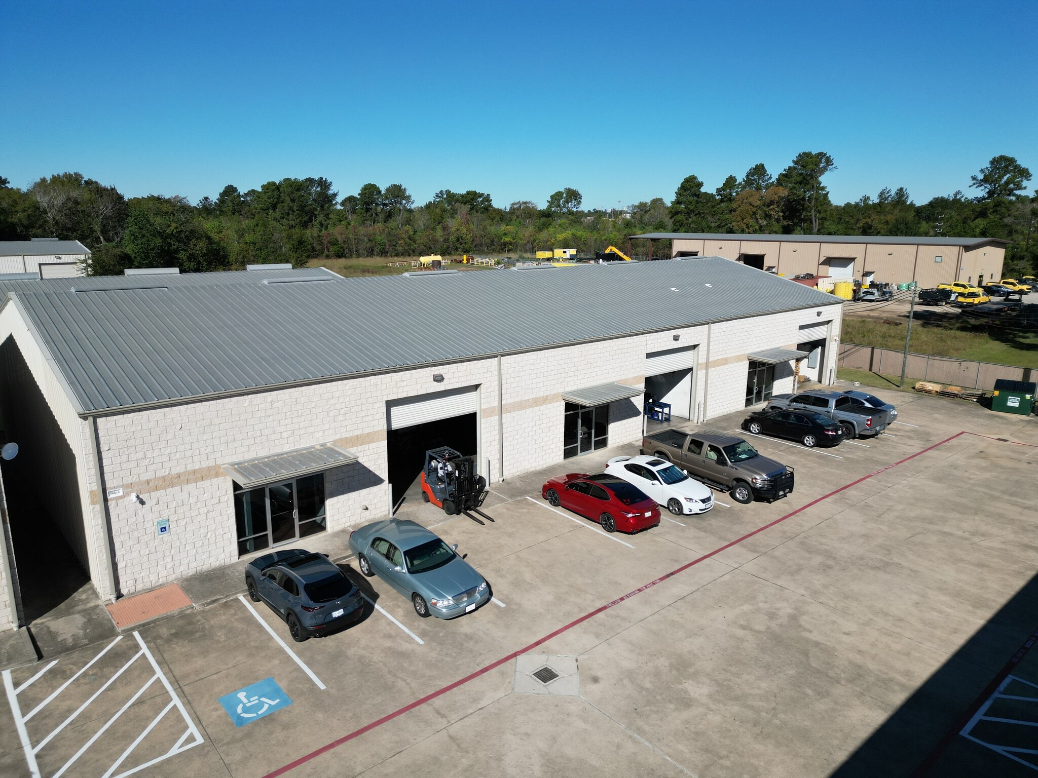 702 S Persimmon St, Tomball, TX for lease Primary Photo- Image 1 of 8