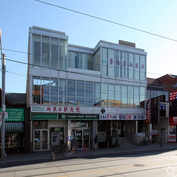 411-417 Dundas St W, Toronto, ON à louer - Photo du bâtiment - Image 2 de 4