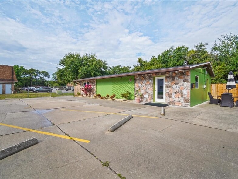 1452 Bellaire Ln NE, Palm Bay, FL for sale - Building Photo - Image 3 of 28