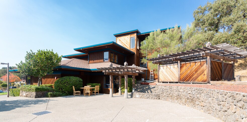 505 San Marin Dr, Novato, CA à louer - Photo du bâtiment - Image 3 de 16