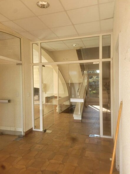 Office in Belleville-en-Beaujolais for lease - Lobby - Image 2 of 3