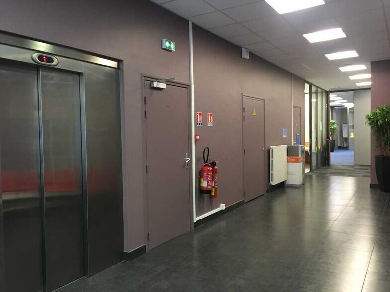 Office in Lille for lease - Building Photo - Image 2 of 11