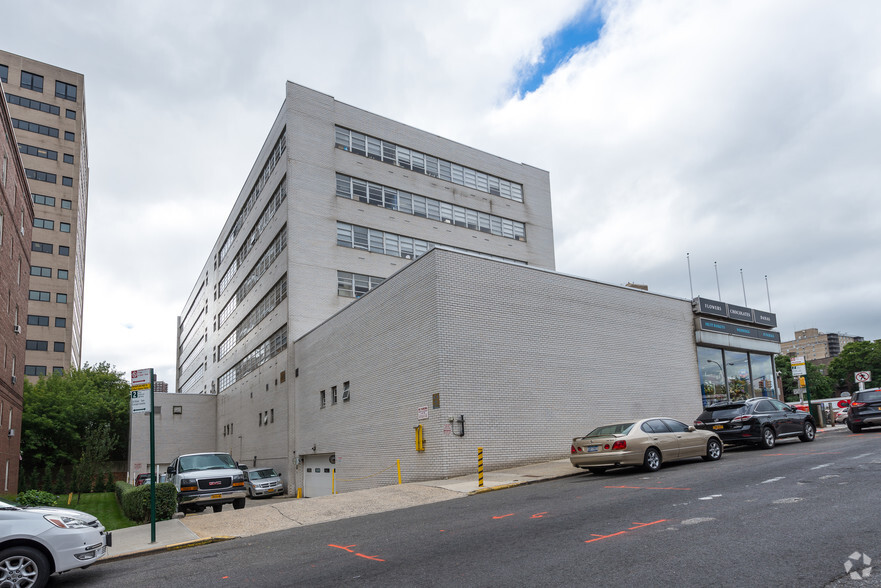 11821 Queens Blvd, Forest Hills, NY for lease - Building Photo - Image 3 of 5