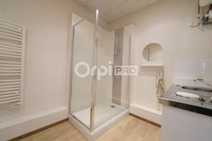 Office in Lozanne for lease - Interior Photo - Image 2 of 6